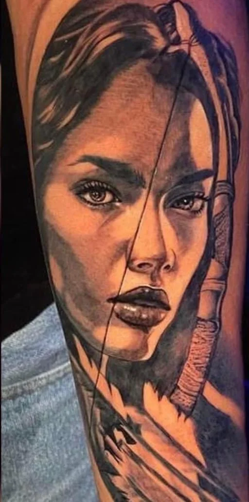 Tatuaje memorial de retrato realista en escala de grises en antebrazo, hecho en Tláhuac CDMX