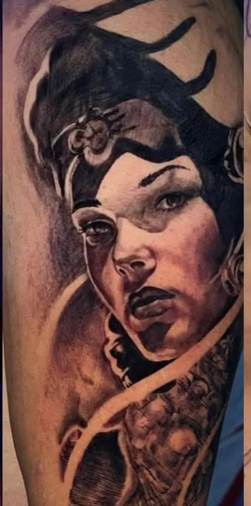 Tatuaje de retrato realista en blackandgrey sobre piel morena, cubriendo trabajo anterior, hecho en Tláhuac CDMX